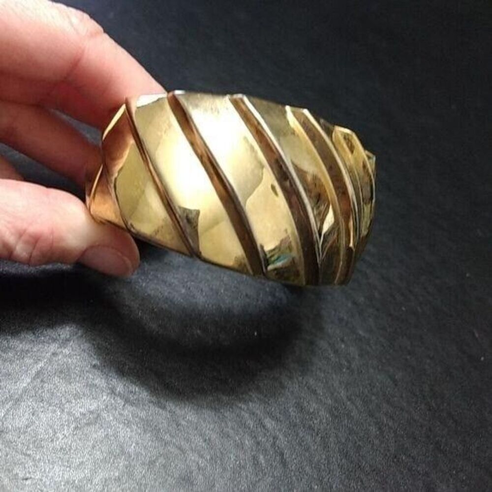 Large gold tone chunky hinged bracelet 6.5"